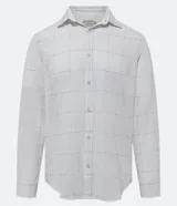 Camisa de lino color gris claro con estampado de cuadros color beige, de corte regular, cuello inglés, manga larga y abotonadura frontal.
