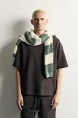 Sudadera relaxed fit confeccionada en tejido interlock de algodón con elasticidad, cuello redondo y manga corta, de color negro.