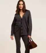 Pantalón legging confeccionado en tejido de punto con 6% de lana, cintura elástica y ajuste en los pies.