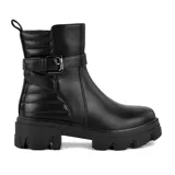 Bota corta negra de cuero sintético con hebilla decorativa y suela track.