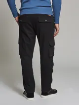 Pantalón cargo color verde militar, de corte slim, con bolsillos laterales con tapeta, bolsillos frontales y traseros.