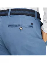 Pantalón chino azul de Tommy Hilfiger, corte custom, confeccionado en algodón y elastano.