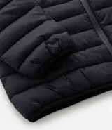Campera puffer ultraligera de cuello alto con cierre frontal por cremallera y bolsillos laterales. Diseño acolchado con acabado liso.