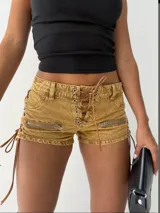 Short de jean color ocre con cordones cruzados en la parte delantera, cierre de cremallera en los laterales y corte ajustado.