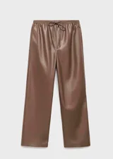 Pantalón efecto piel de color marrón, con diseño recto, tiro medio y cintura elástica con cordón ajustable. Cuenta con dos bolsillos laterales.