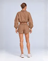 Short gris con cintura tipo clochard con regulador, ajustes con cordón en los laterales y bolsillos. Confeccionado en tejido ultra suave de poliéster y poliamida con protección UV 50+.