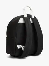 Mochila compacta Tommy Jeans color negro, con diseño curvo, compartimento principal con cierre de cremallera, bolsillo exterior con cremallera y parche con el logo de la marca en la parte delantera. Cuenta con correas ajustables y acolchadas.
