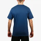 Remera azul de algodón con cuello en V y logo bordado en el pecho.