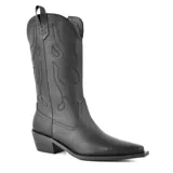 Bota texana negra de cuero sintético con bordados decorativos y punta fina.
