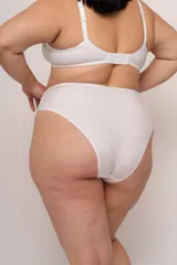 Bombacha tiro alto confeccionada en lycra y puntilla elastizada color celeste y blanco.