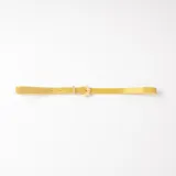 Cinto fino de color dorado, completamente cubierto de strass brillante, con hebilla metálica a tono también decorada con cristales.