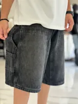 Bermuda de jean estilo carpintero, color celeste, con bolsillos laterales amplios, presilla para herramientas y diseño amplio de corte oversize.