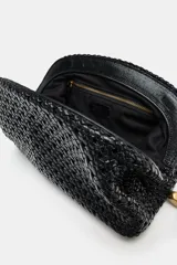 Bolso de mano tipo sobre con diseño trenzado y acabado efecto acharolado. Cuenta con cierre imantado, bolsillo interior con cremallera y detalle de borla lateral con pieza metálica.