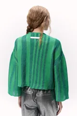 Sweater tejido de punto a rayas texturizado con lurex, color verde y azul. Cuenta con un calce oversize, mangas tres cuartos y cuello bote.