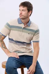Remera polo de piqué con rayas horizontales en beige, verde, azul y gris. Cuello y puños en azul. Logo bordado en el pecho.