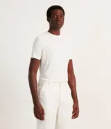 Remera slim de hombre en color blanco, con cuello redondo, mangas cortas y textura acanalada de rayas verticales.