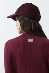 Polera de tejido de punto con cuello alto y diseño de rayas verticales sutiles. Presenta un ajuste al cuerpo y mangas largas.