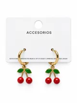 Aros tipo argolla dorados con dije colgante en forma de cerezas esmaltadas en rojo con hojas verdes.