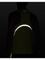 Musculosa deportiva Under Armour Halo Run para hombre, color amarillo verdoso, con logo pequeño en el pecho y perforaciones laterales para mayor ventilación.