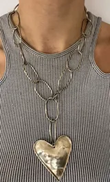 Collar plateado con cadena de eslabones grandes y dije de corazón.
