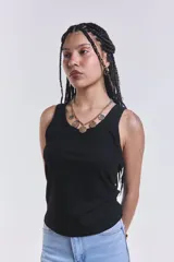 Musculosa básica de morley color negro, con cuello redondo y tiras anchas, de ajuste al cuerpo.
