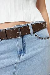 Cinturón marrón con tachas plateadas y hebilla metálica rectangular.