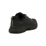 Zapatillas urbanas negras con suela gruesa y cordones.