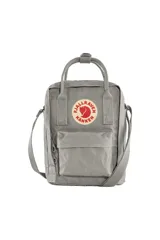 Bandolera Fjallraven Kanken Sling color gris, con logo reflectivo y correa ajustable.