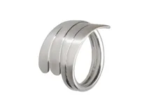 Anillo de plata 925 con diseño moderno y ancho variable.