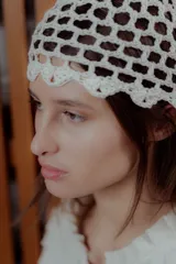 Gorro casquete color beige tejido al crochet con diseño calado.