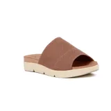 Sandalia Beira Rio tipo chinela de mujer, en color rosa claro, con capellada de tejido de punto y suela plataforma dentada en tono beige.