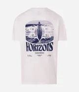 Remera masculina blanca de manga corta y cuello redondo, con estampa en la espalda de una tabla de surf, olas y la inscripción "Horizons".