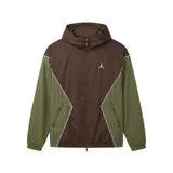 Campera rompevientos Nike Jordan con diseño color block en tonos marrón y verde oliva. Presenta cierre frontal completo, capucha ajustable, bolsillos laterales con cierre y logo Jumpman bordado en el pecho.