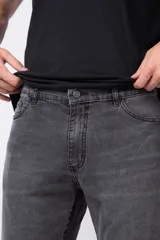 Jean de corte recto y ajuste relaxed fit, confeccionado en denim azul con lavado clásico.