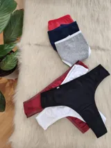 Pack de seis bombachas tipo vedetina de algodón en colores surtidos: gris, bordó, blanco, rojo, azul y negro.