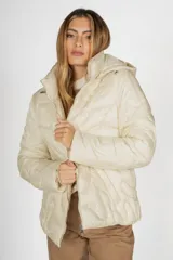 Campera puffer color crudo con diseño acolchado, cierre frontal y capucha. Confeccionada en nylon, presenta un corte moderno y versátil.