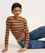 Blusa de punto de viscosa con diseño de rayas horizontales en color marrón y azul marino, cuello redondo, manga larga y puños y bajo acanalados.