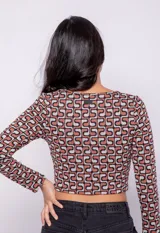 Top corto de tejido con estampa retro, manga larga y cuello redondo.