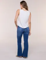 Musculosa blanca de tejido acanalado, con escote redondo adornado con tachas metálicas en el borde y breteles anchos.