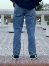 Jean azul de corte recto y tiro medio con lavado clásico.