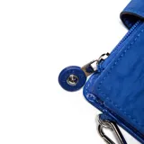 Billetera tipo fichero color azul, confeccionada en material textil. Cuenta con cierre principal, solapa con broche a presión y correa de muñeca extraíble. Incluye un aplique circular con el logo de la marca en relieve.