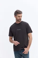 Remera de manga corta con cuello redondo y calce regular. Presenta un pequeño estampado minimalista en el centro del pecho.