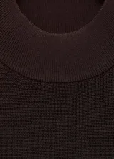 Vestido corto de punto fino en color marrón chocolate, con cuello perkins y diseño sin mangas de corte recto.