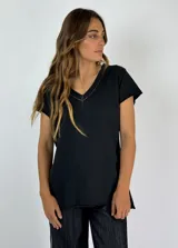 Remera azul de algodón con cuello en V y detalle de strass.