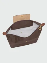 Mochila Longchamp de la línea Le Pliage Original, tamaño M, en color rosado con solapa y asas de cuero marrón.