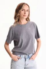 Remera básica 100% algodón de manga corta y corte clásico con cuello redondo.