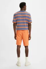 Bermuda naranja de gabardina con cintura elastizada y bolsillos laterales.