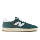 Championes New Balance modelo Numeric 440, color verde oscuro con detalles en blanco y suela de goma. Diseñados para skate y uso diario, con capellada de gamuza y malla, y el logotipo "N" característico en los laterales.
