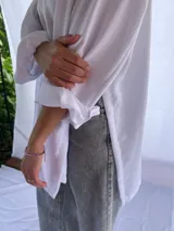 Camisa oversize de corte holgado, color verde militar, con mangas largas y cuello clásico.