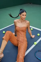 Top color caramelo, strapless, con ballenas y corte a la cintura.